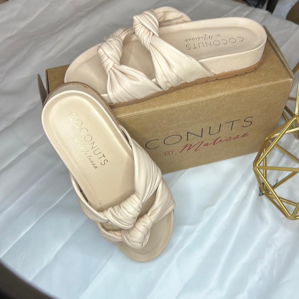 Coconuts by Martisse slides  NWT 6 & 8